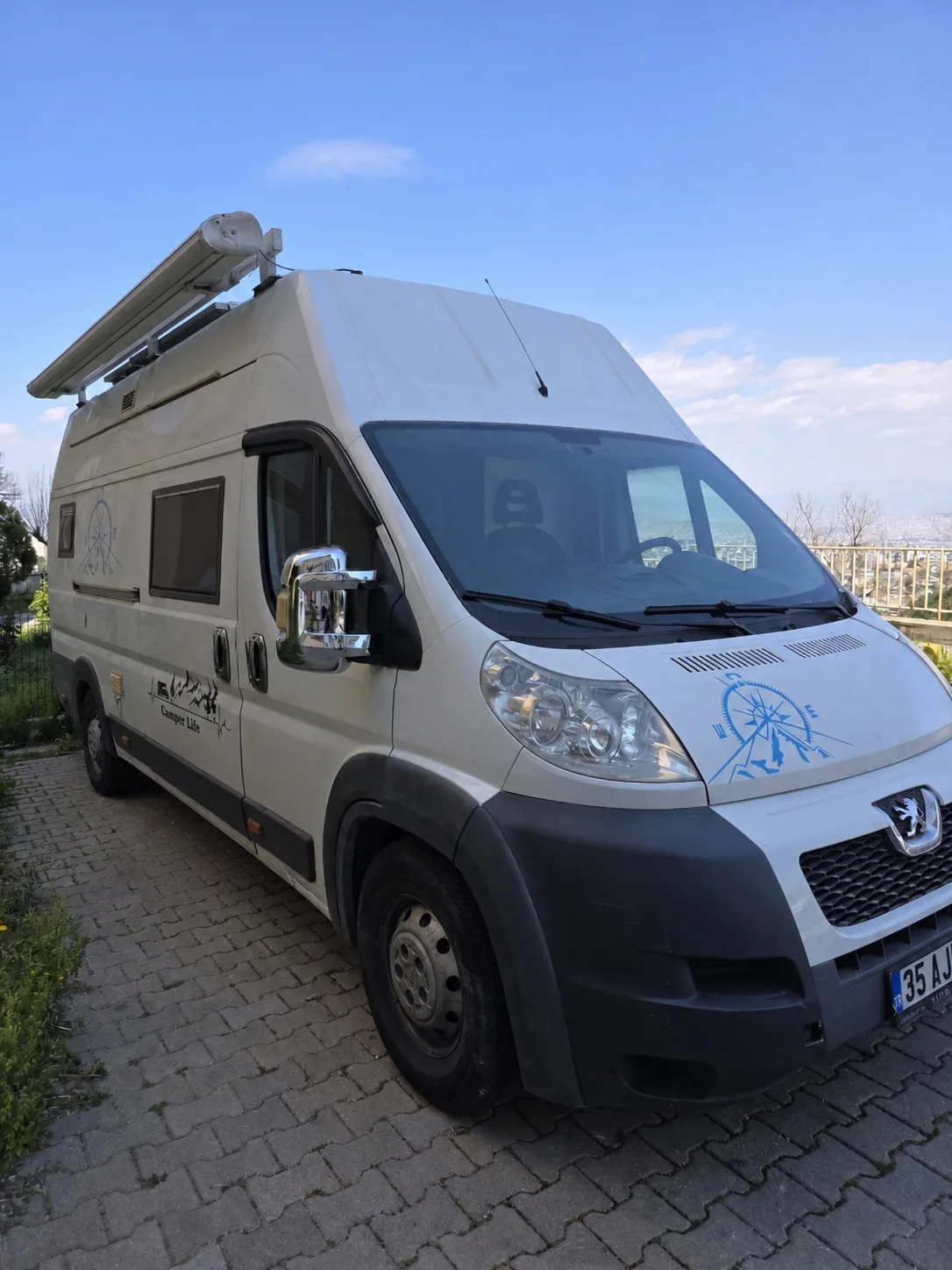 Beyaz motokaravan - Ön üç çeyrek dış görünüm - Batı Rent A Car İzmir
