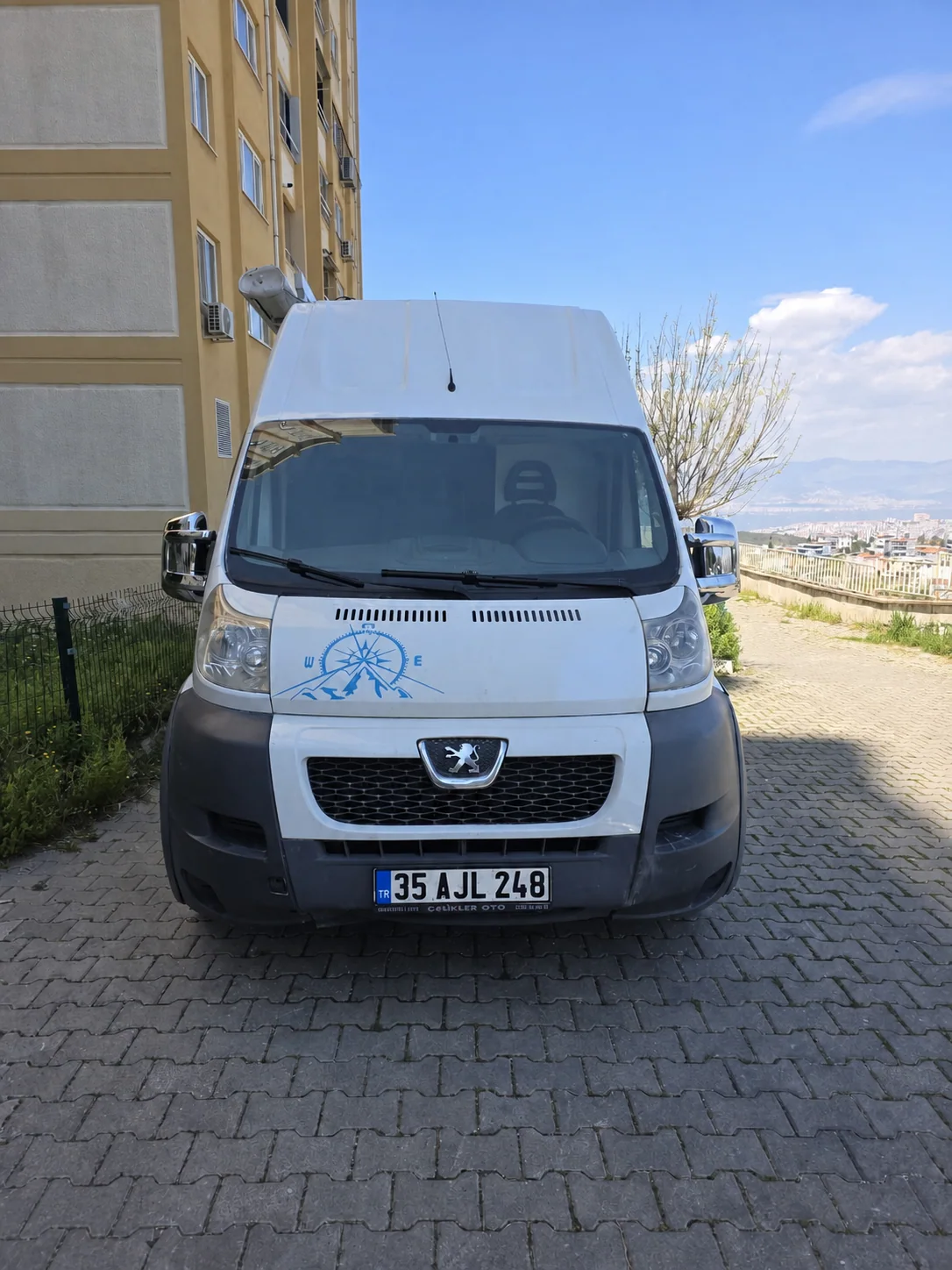 Beyaz motokaravan - Önden dış görünüm - Batı Rent A Car İzmir
