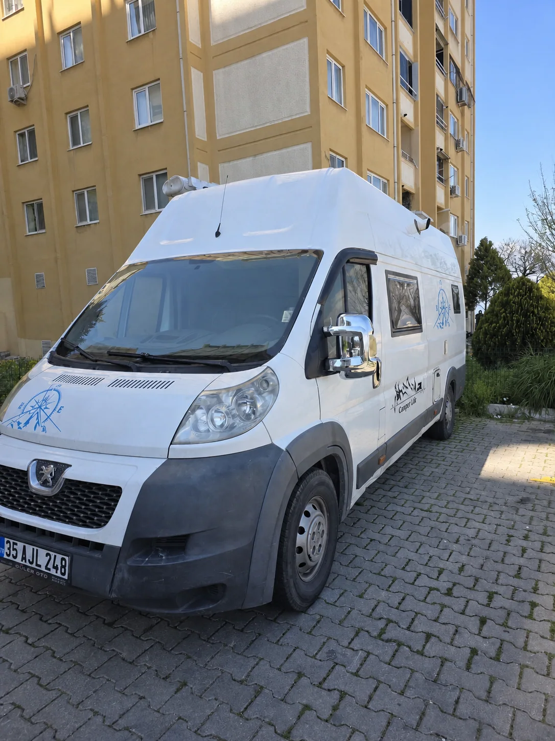 Beyaz motokaravan - Ön yan dış görünüm - Batı Rent A Car İzmir