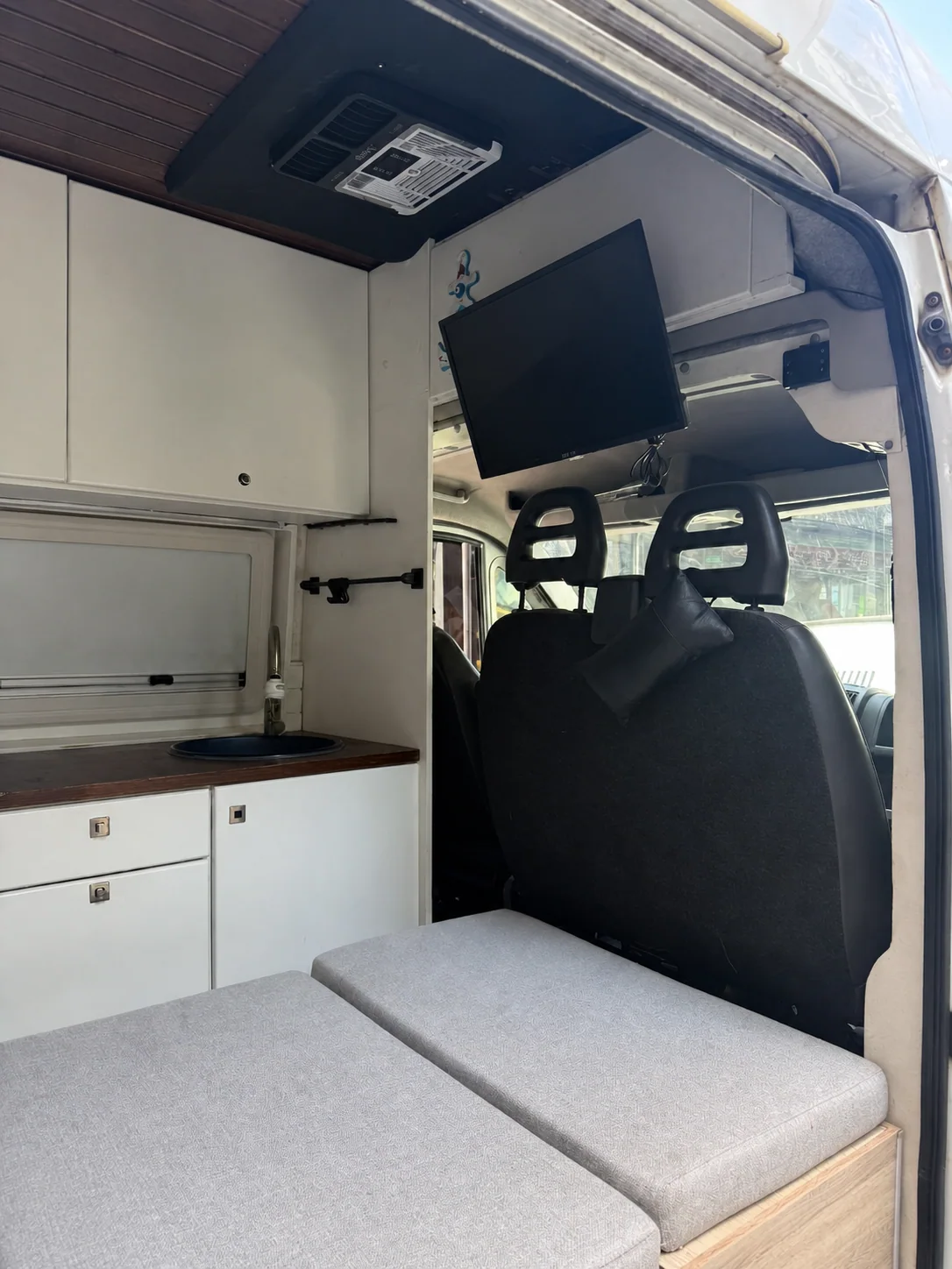 Beyaz motokaravan - Arka yaşam alanı - Batı Rent A Car İzmir