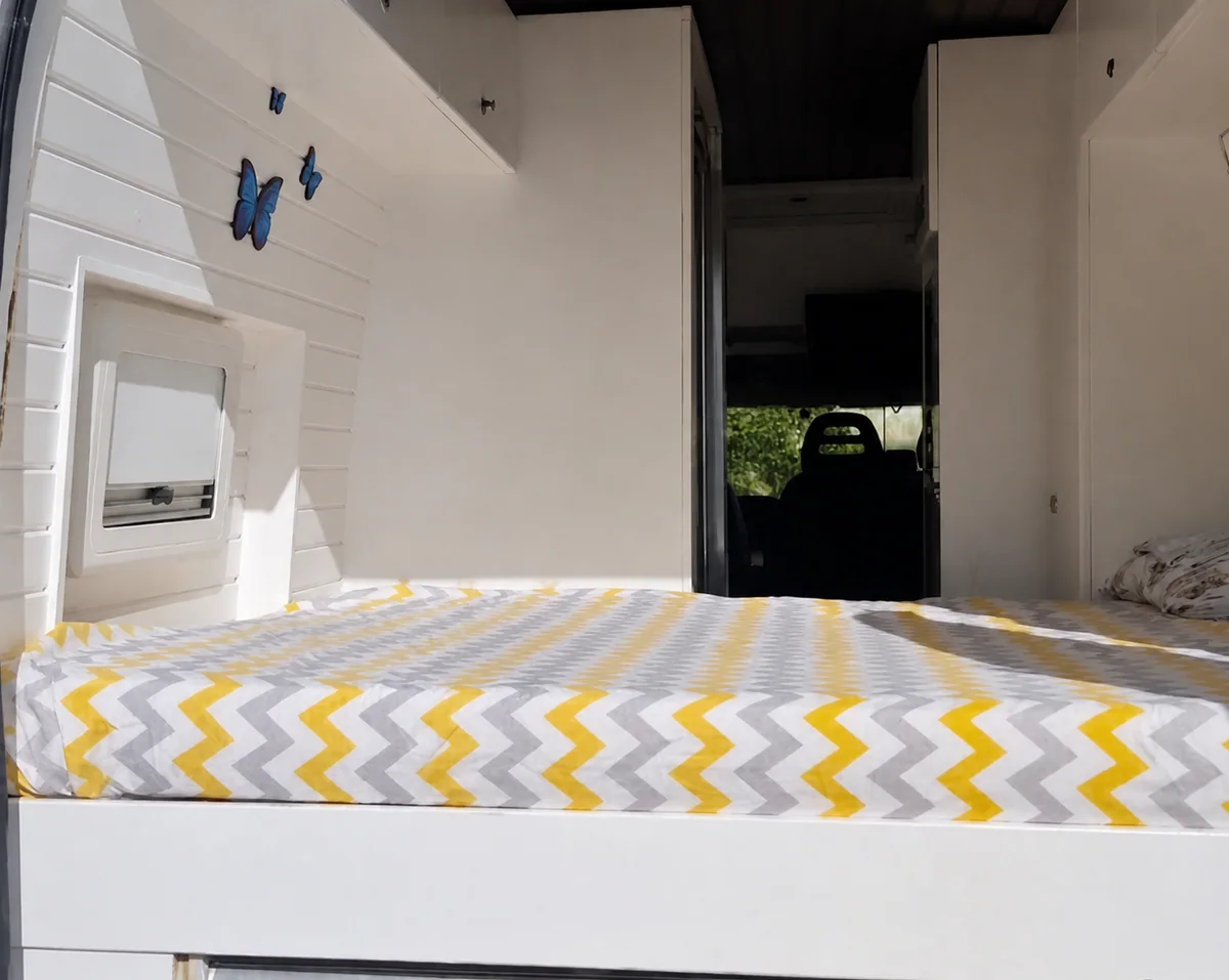 Beyaz motokaravan - Yatak alanı - Batı Rent A Car İzmir