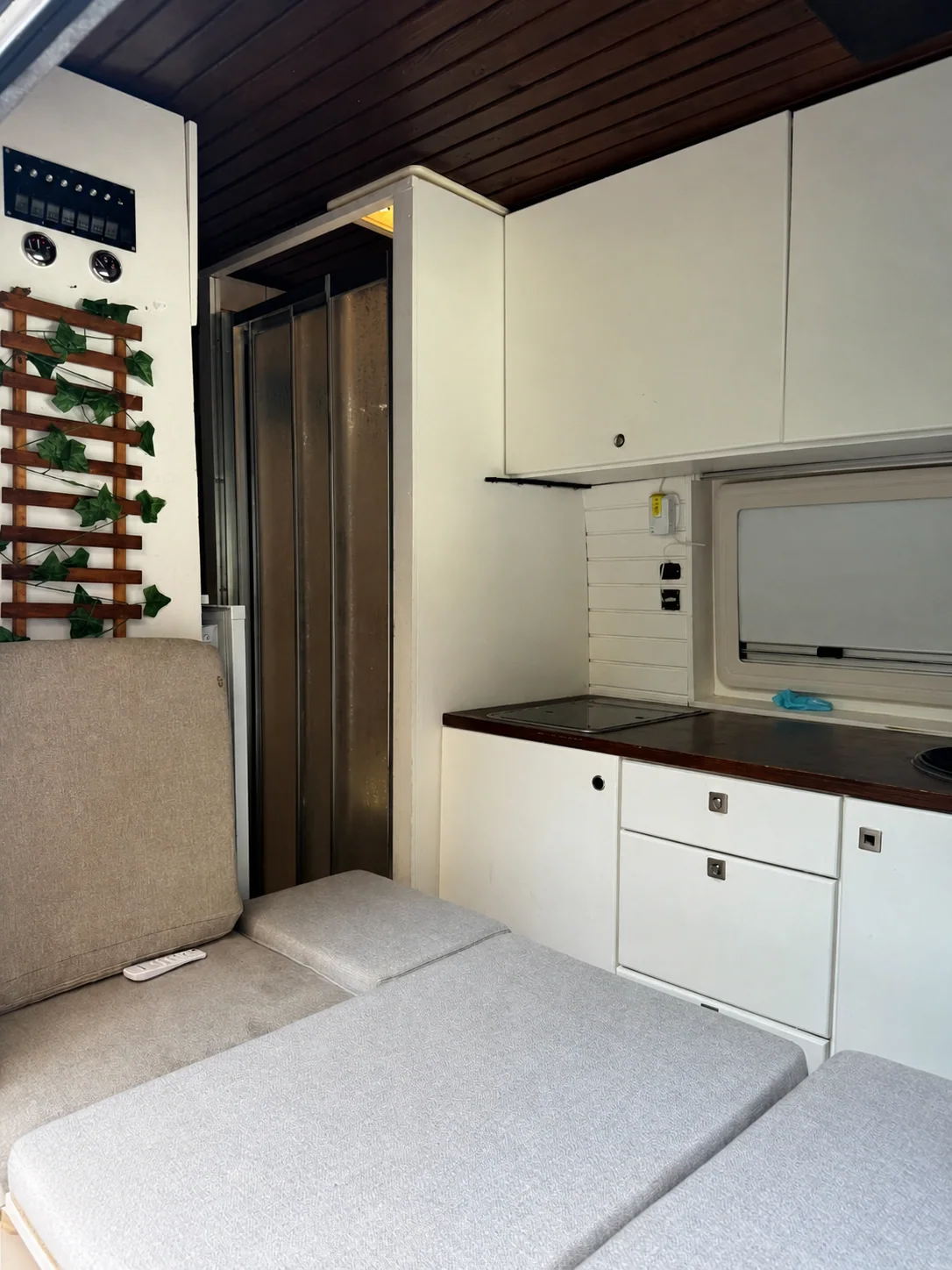 Beyaz motokaravan - Yaşam alanı genel görünüm - Batı Rent A Car İzmir