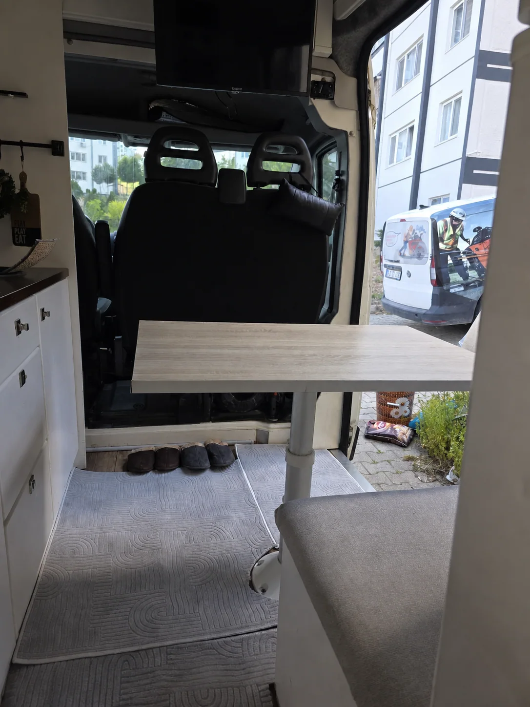 Beyaz motokaravan - Arka kapıdan iç görünüm - Batı Rent A Car İzmir