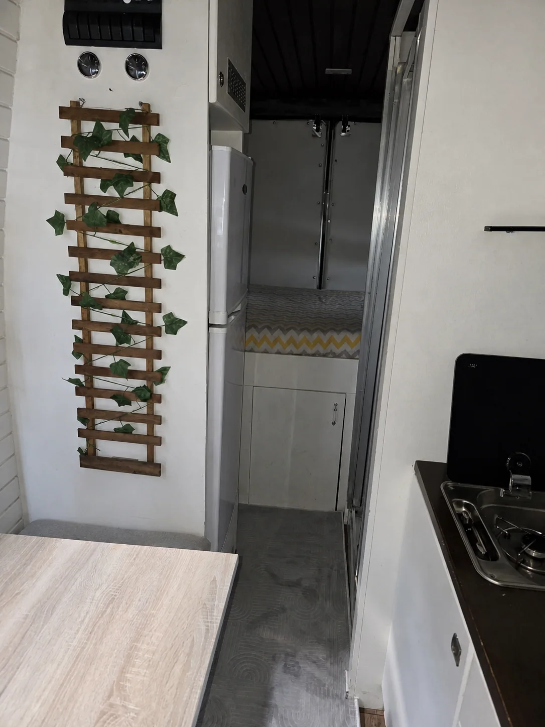 Beyaz motokaravan - Mutfak ve dolaplar - Batı Rent A Car İzmir