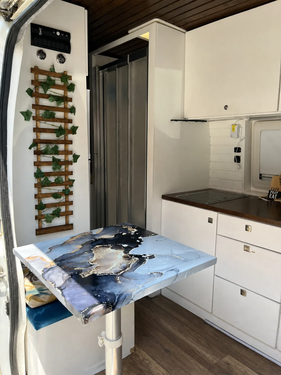Beyaz motokaravan - Masa ve yaşam alanı - Batı Rent A Car İzmir