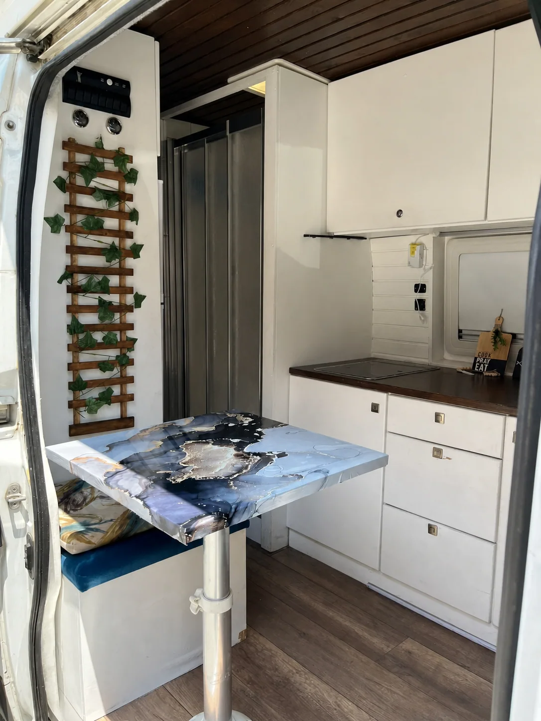 Beyaz motokaravan - Masa ve yaşam alanı ikinci açı - Batı Rent A Car İzmir