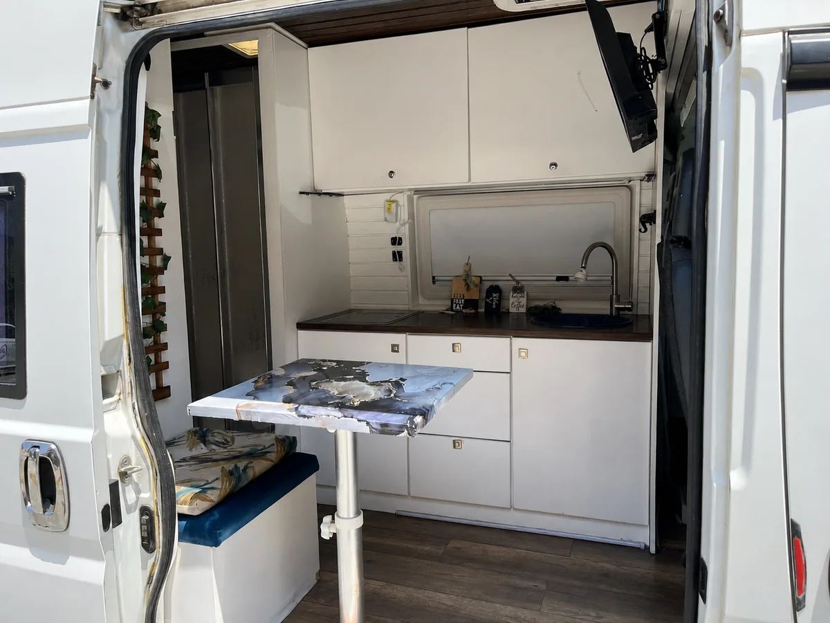 Beyaz motokaravan - Arka kapıdan mutfak görünümü - Batı Rent A Car İzmir