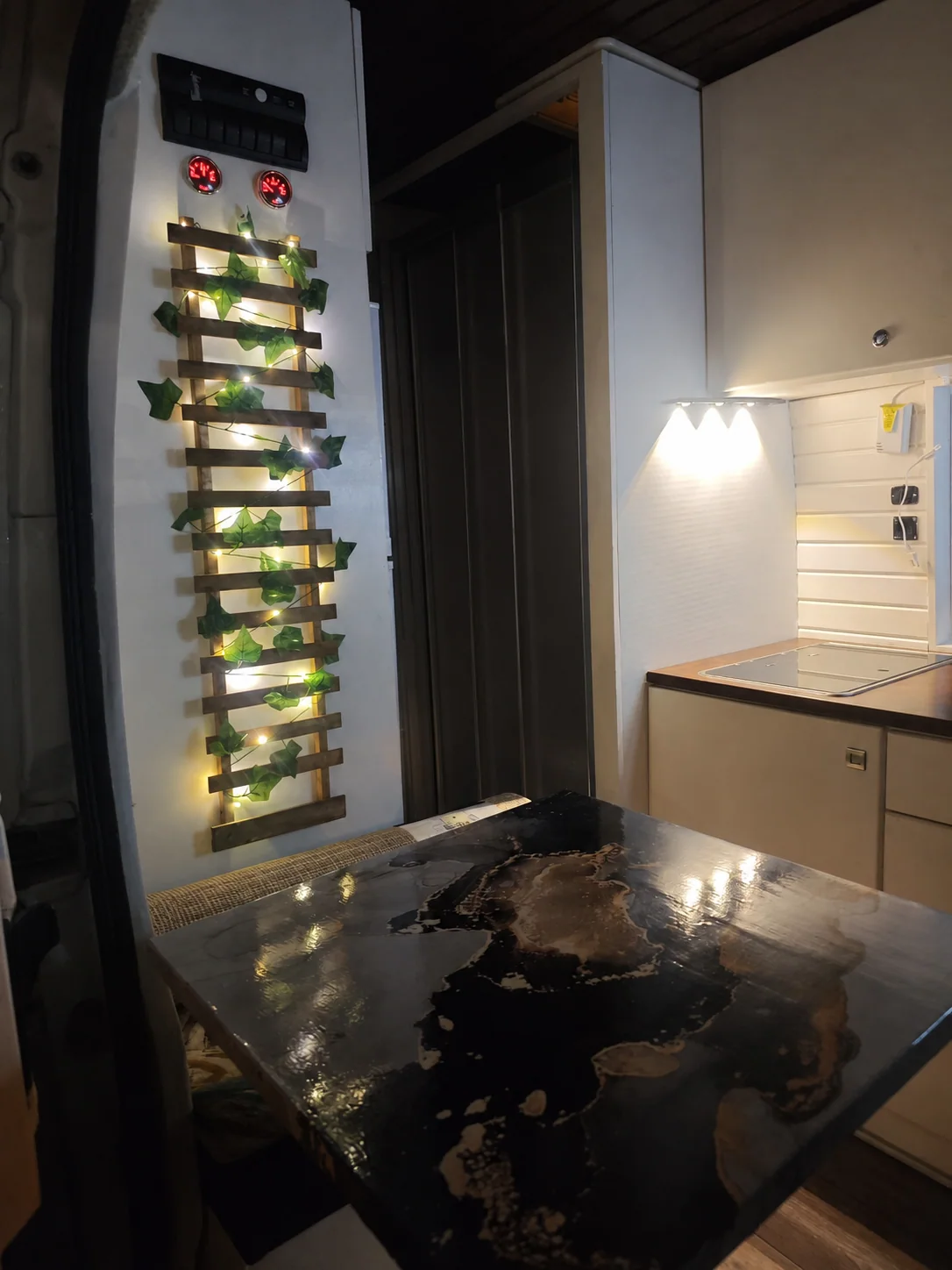 Beyaz motokaravan - Gece yaşam alanı - Batı Rent A Car İzmir