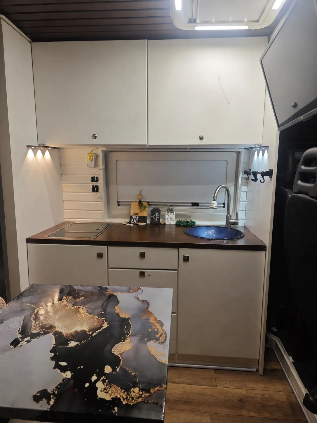 Beyaz motokaravan - Mutfak ve masa - Batı Rent A Car İzmir