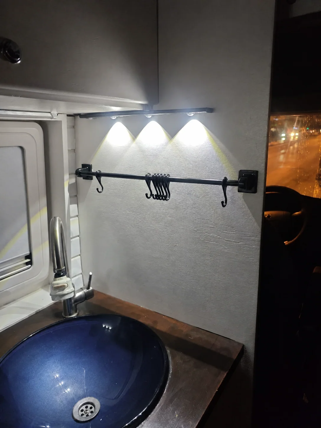 Beyaz motokaravan - Yatak alanı ikinci açı - Batı Rent A Car İzmir