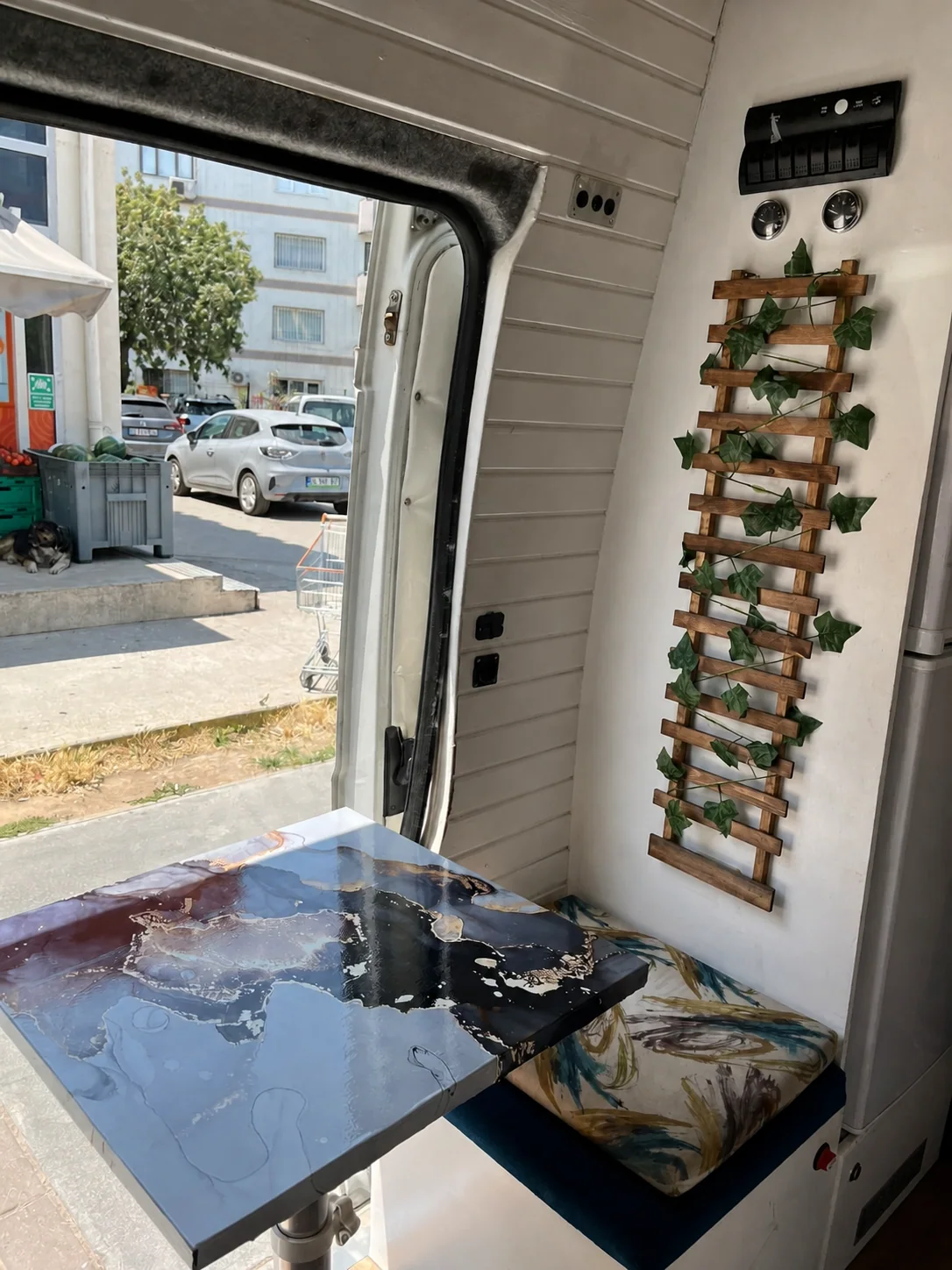 Beyaz motokaravan - Masa ve giriş alanı - Batı Rent A Car İzmir