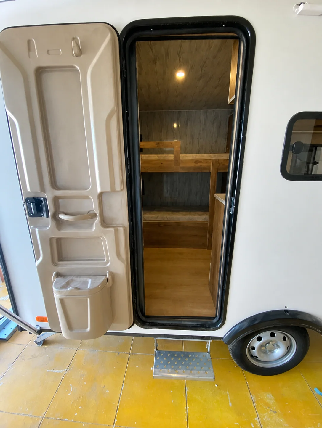 Çekme karavan - Giriş kapısı - Batı Rent A Car İzmir