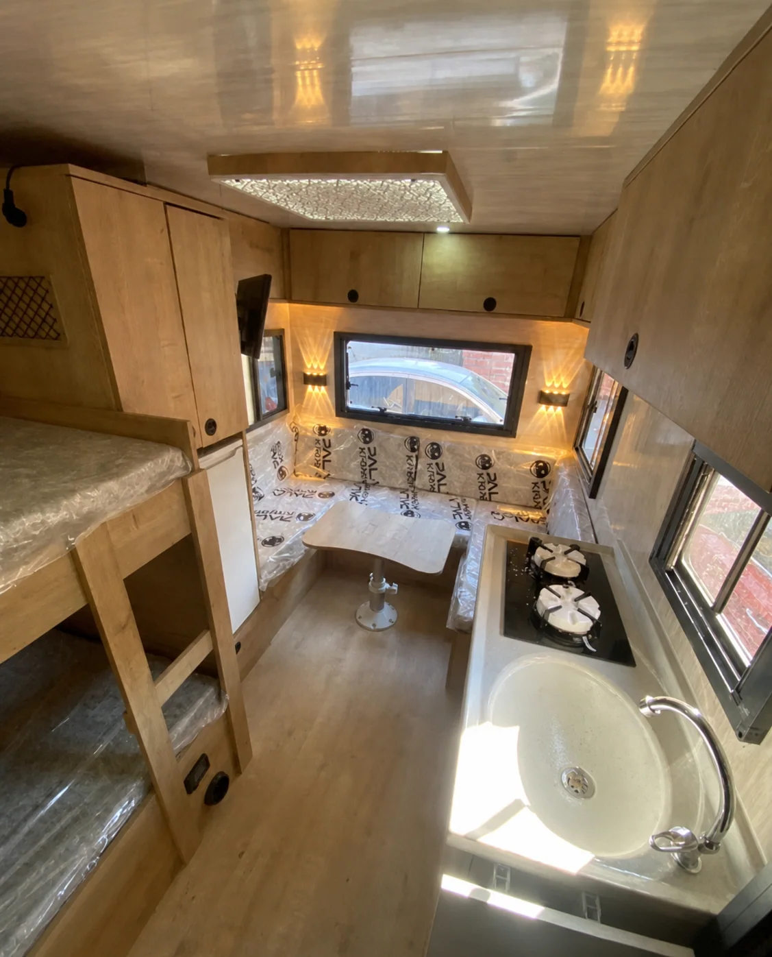 Çekme karavan - Mutfak genel görünüm - Batı Rent A Car İzmir