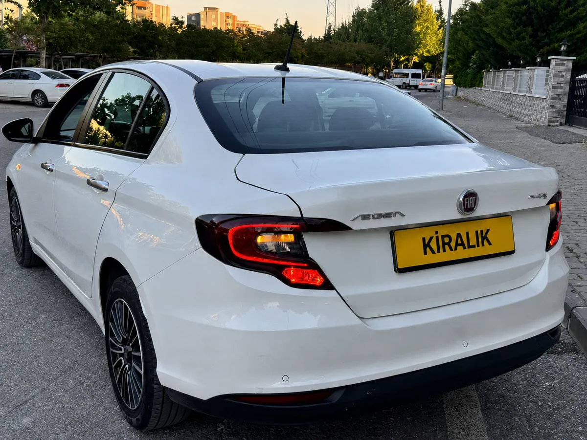 Fiat Egea yakın arka üç çeyrek görünüm