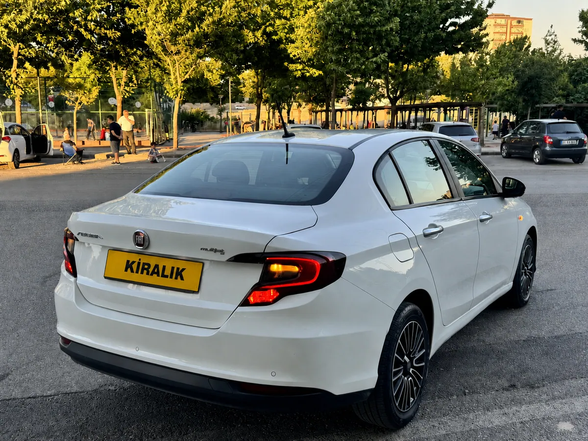 Fiat Egea arka üç çeyrek görünüm - Batı Rent A Car İzmir