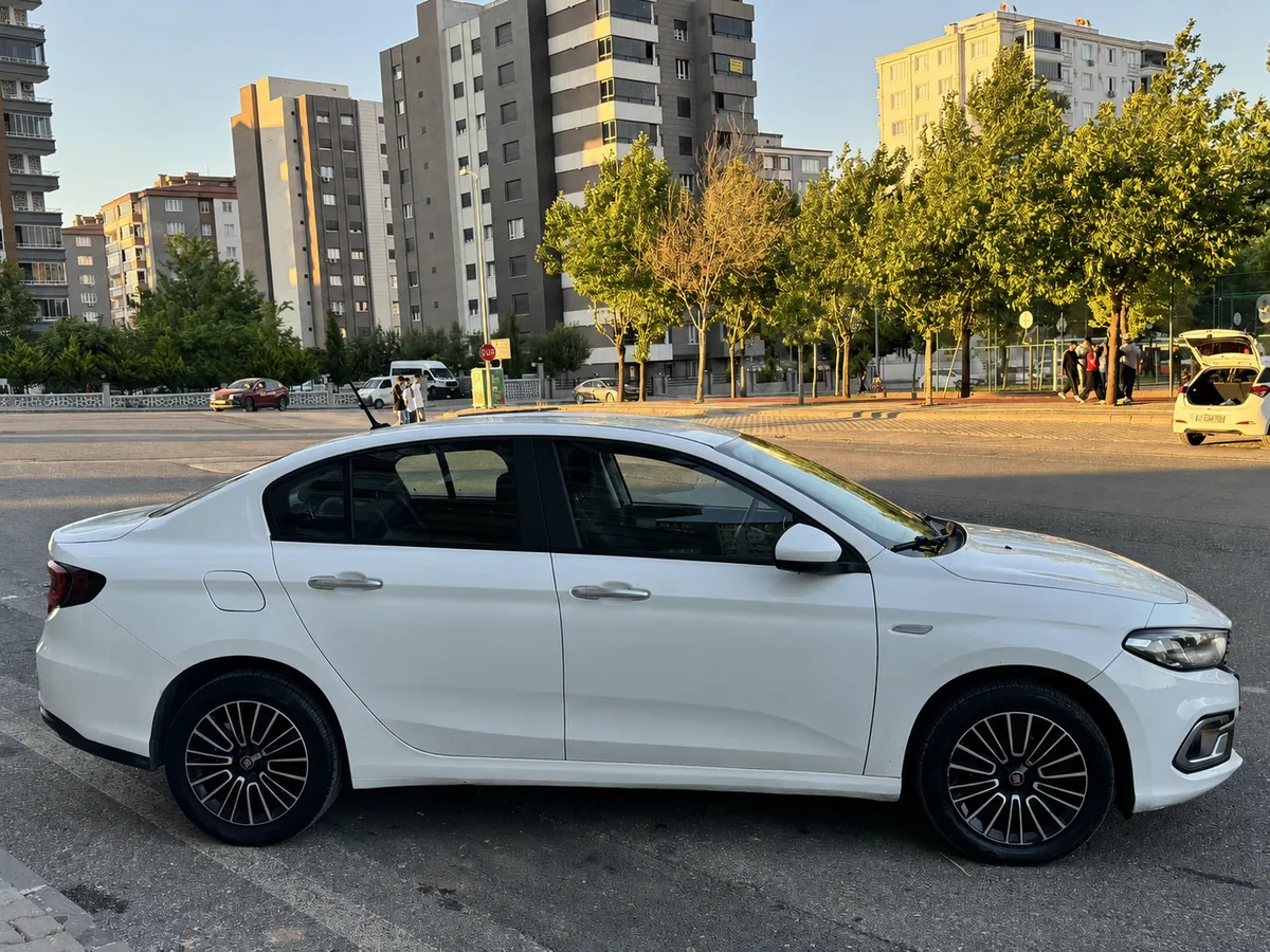 Fiat Egea sağ yan görünüm - Batı Rent A Car İzmir
