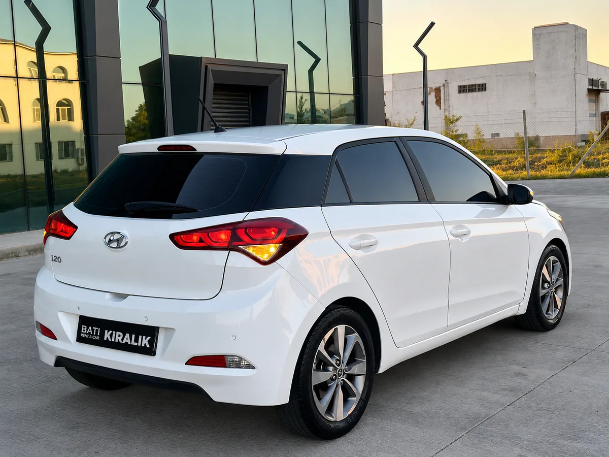 Hyundai i20 - Arka üç çeyrek görünüm - Batı Rent A Car İzmir