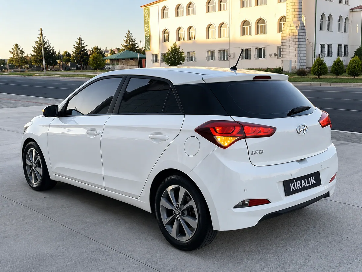 Hyundai i20 - Arka üç çeyrek geniş görünüm - Batı Rent A Car İzmir