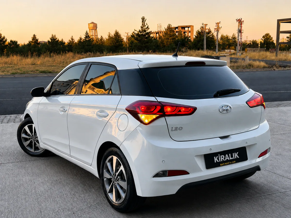 Hyundai i20 - Gün batımında arka üç çeyrek - Batı Rent A Car İzmir