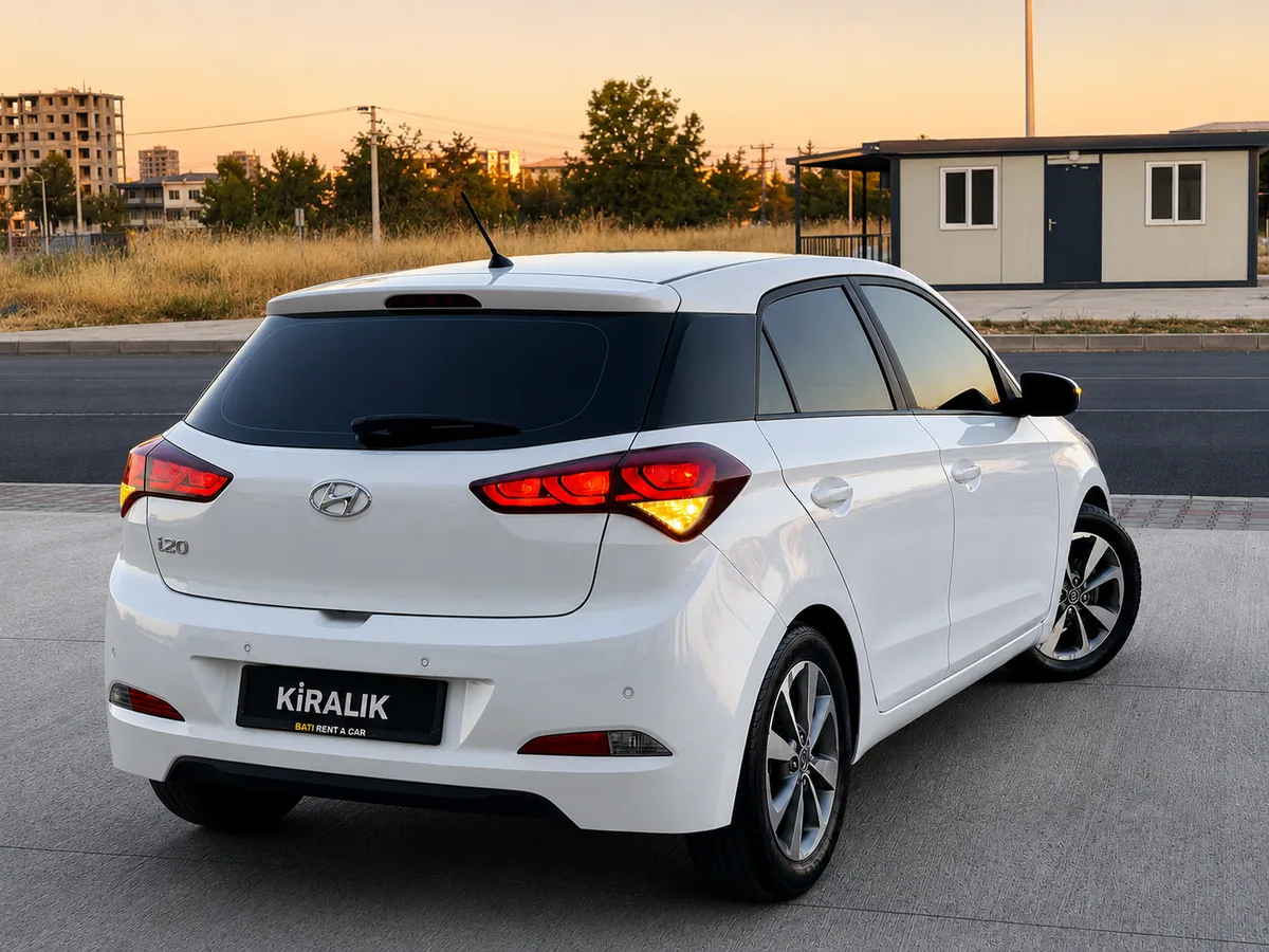 Hyundai i20 - Gün batımında arka yan görünüm - Batı Rent A Car İzmir