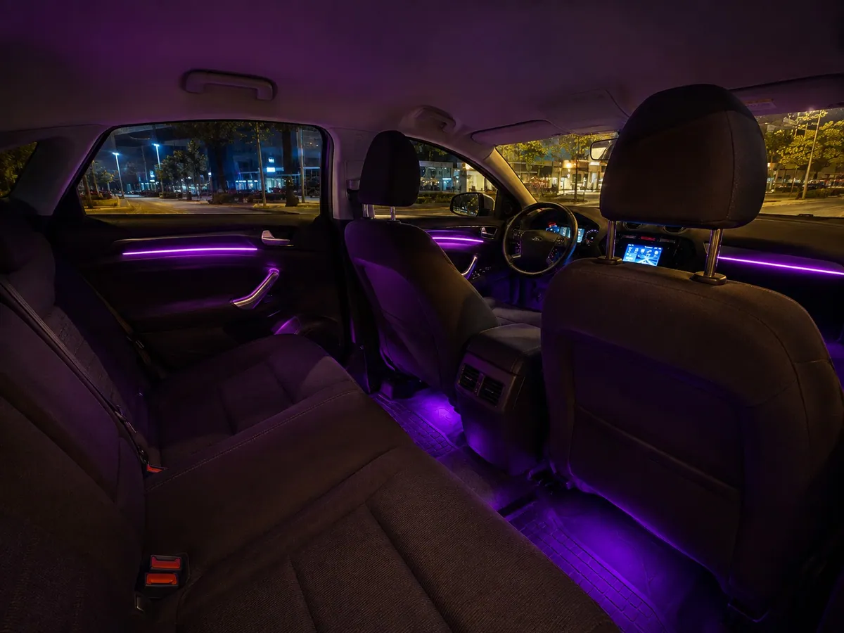 Ford Mondeo mor ambiyanslı arka kabin