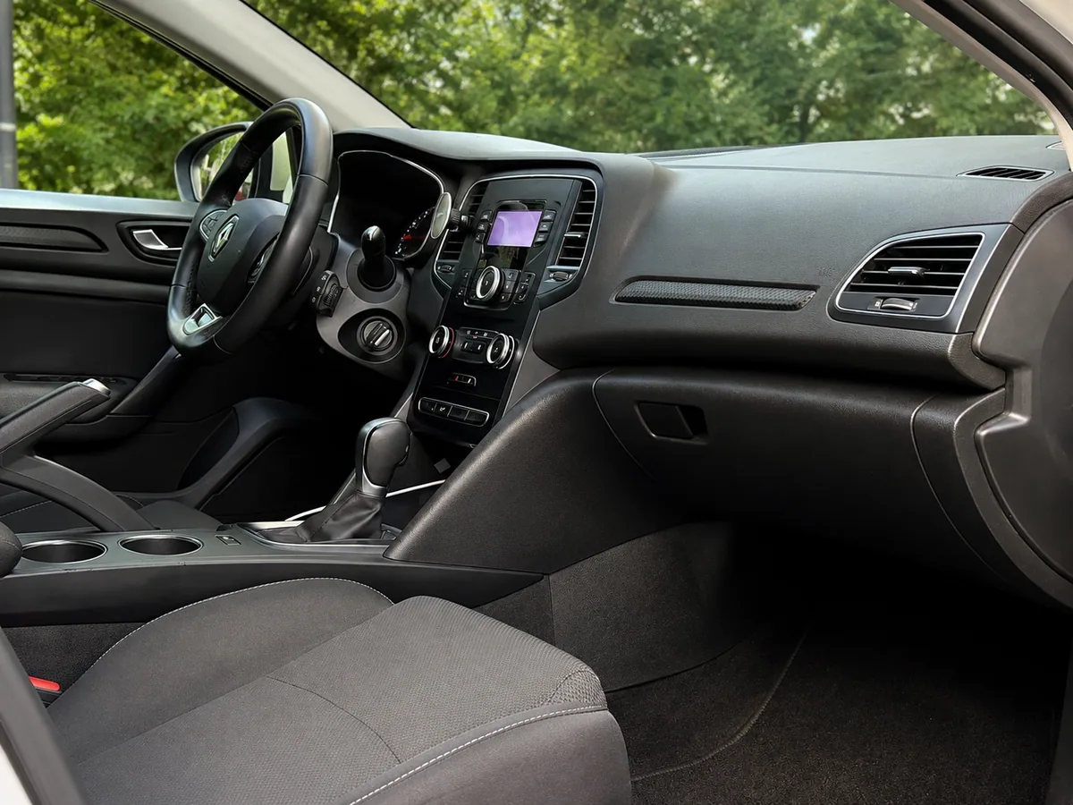 Renault Megane - Ön yolcu ve konsol - Batı Rent A Car İzmir