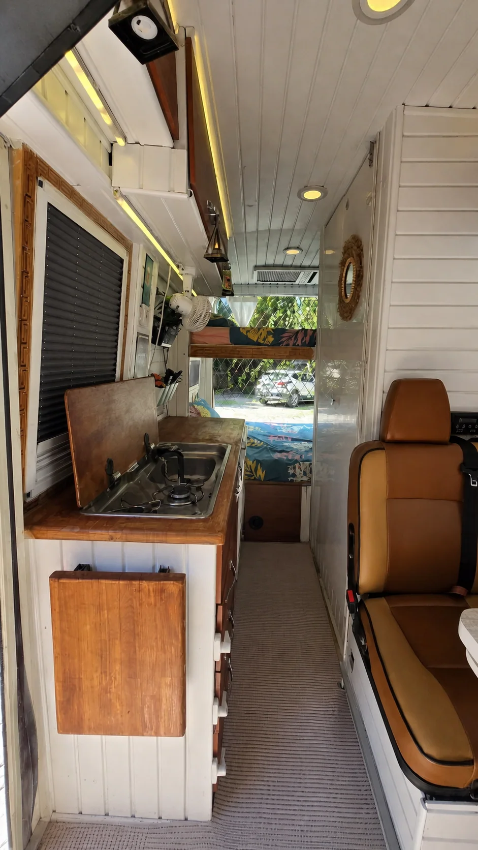 Renkli motokaravan - İç mekân genel görünüm - Batı Rent A Car İzmir
