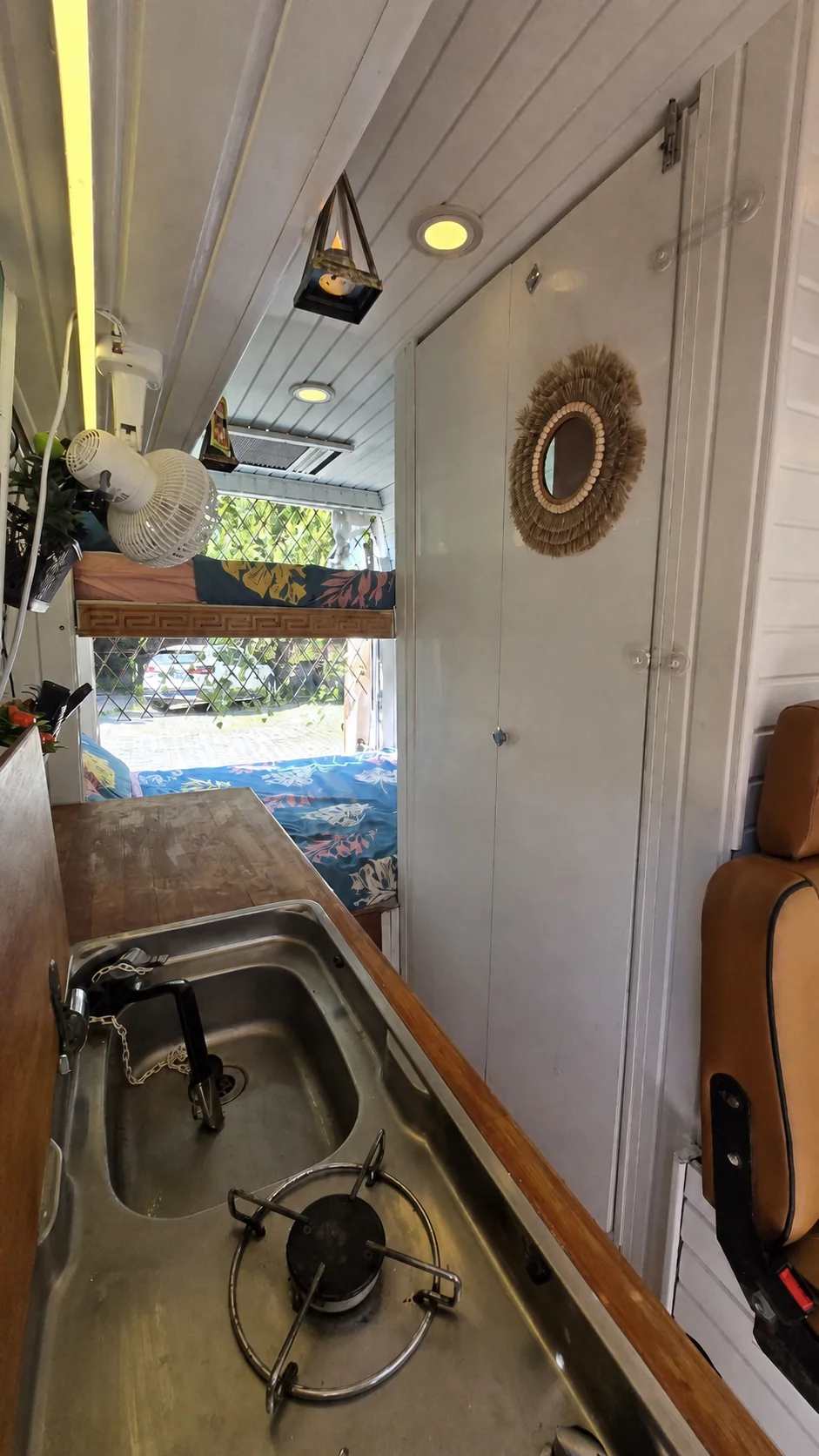 Renkli motokaravan - Mutfak ve lavabo - Batı Rent A Car İzmir