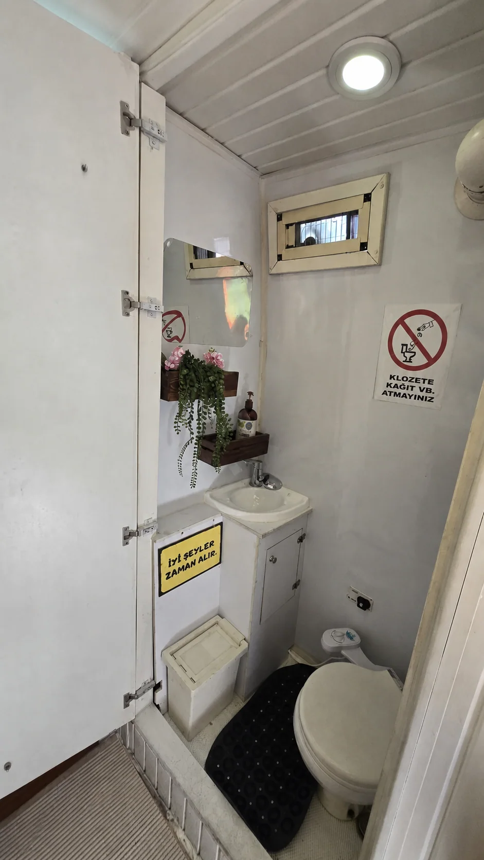 Renkli motokaravan - Banyo genel görünüm - Batı Rent A Car İzmir