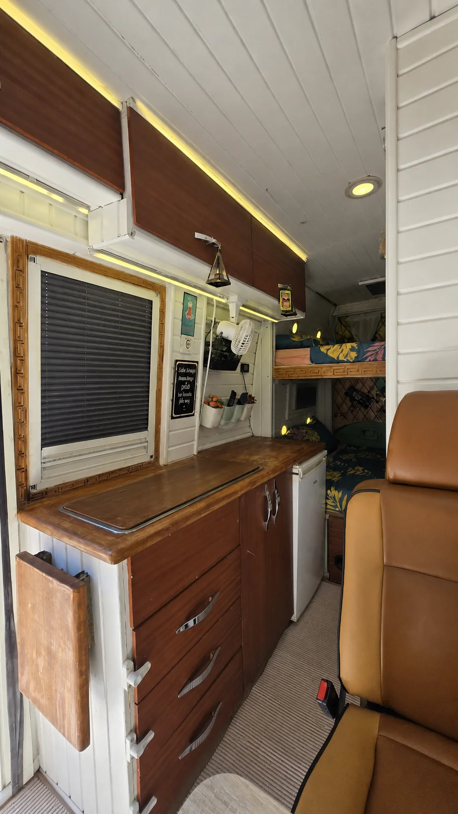 Renkli motokaravan - Mutfak ve dolaplar - Batı Rent A Car İzmir