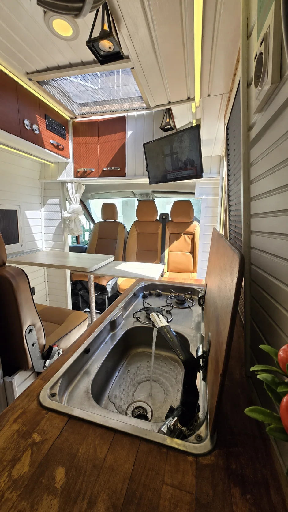 Renkli motokaravan - Mutfak ve oturma alanı - Batı Rent A Car İzmir