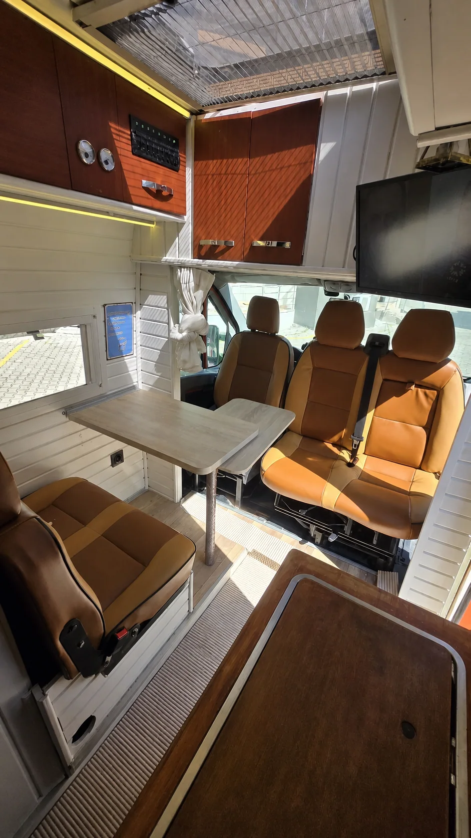 Renkli motokaravan - Oturma alanı - Batı Rent A Car İzmir