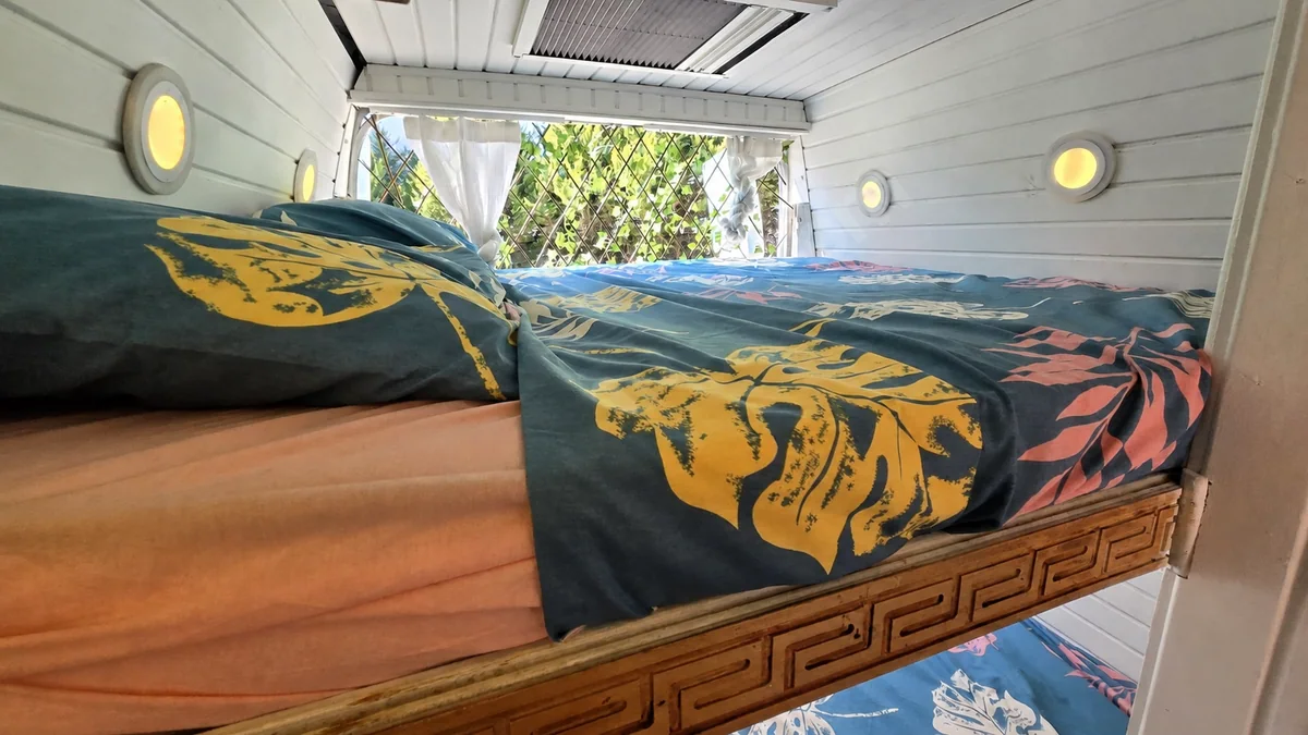 Renkli motokaravan - Üst yatak alanı - Batı Rent A Car İzmir