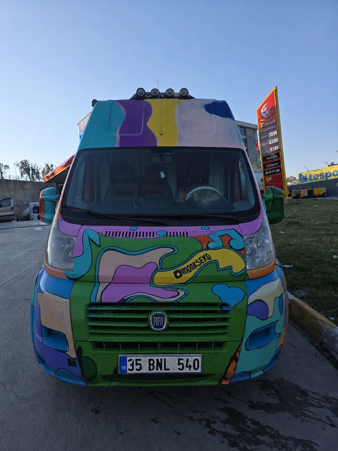 Renkli motokaravan - Önden dış görünüm - Batı Rent A Car İzmir