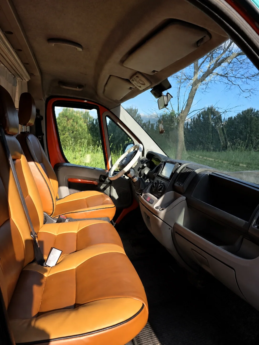 Renkli motokaravan - Sürücü kabini - Batı Rent A Car İzmir