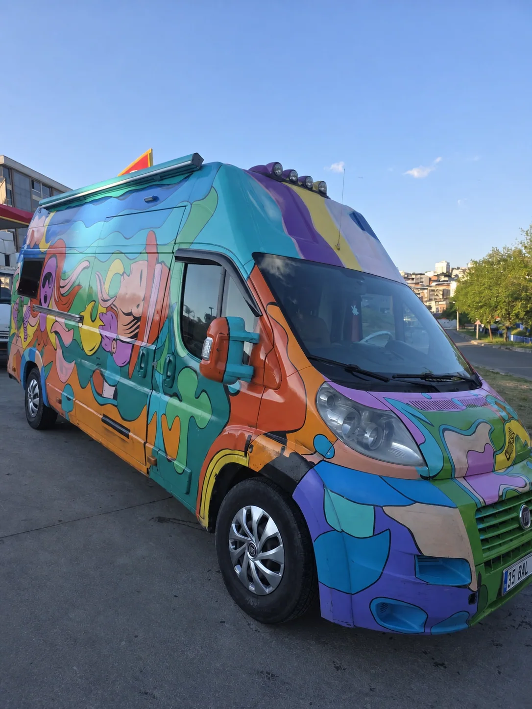 Renkli motokaravan - Ön yan dış görünüm - Batı Rent A Car İzmir