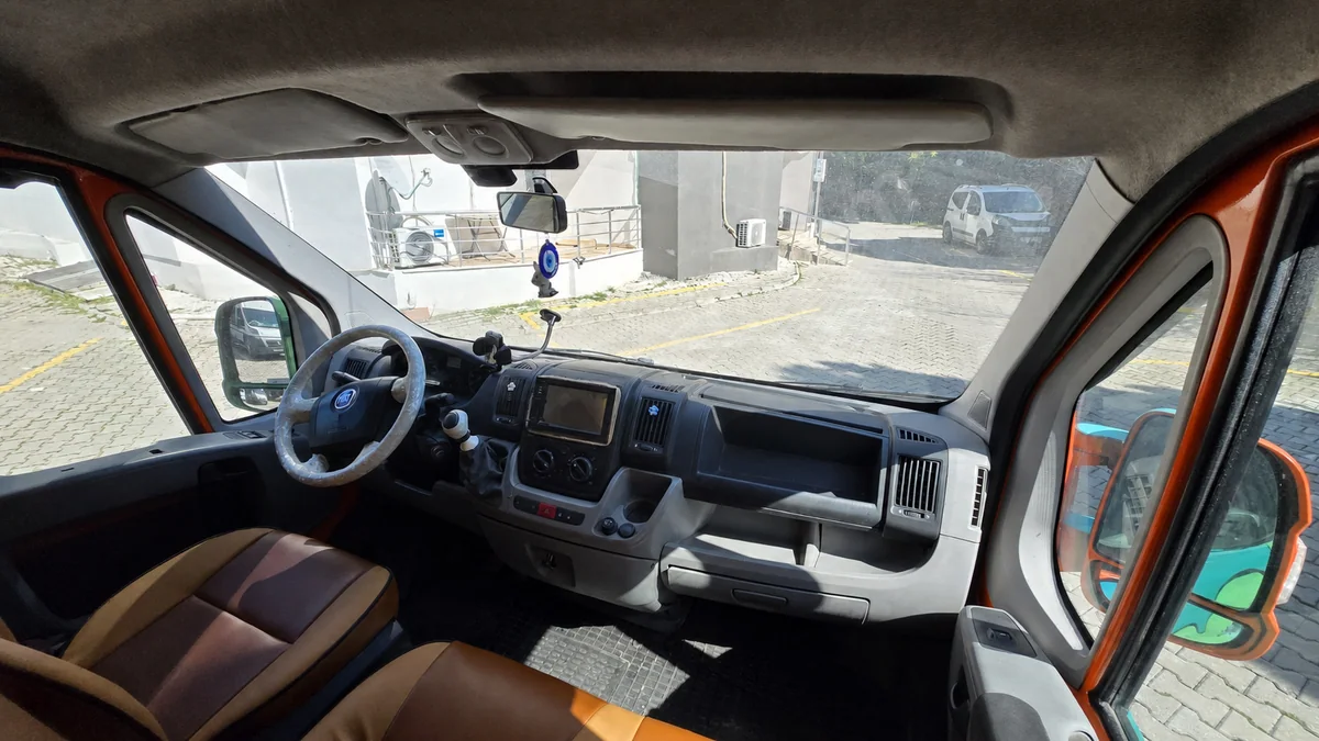 Renkli motokaravan - Ön konsol - Batı Rent A Car İzmir