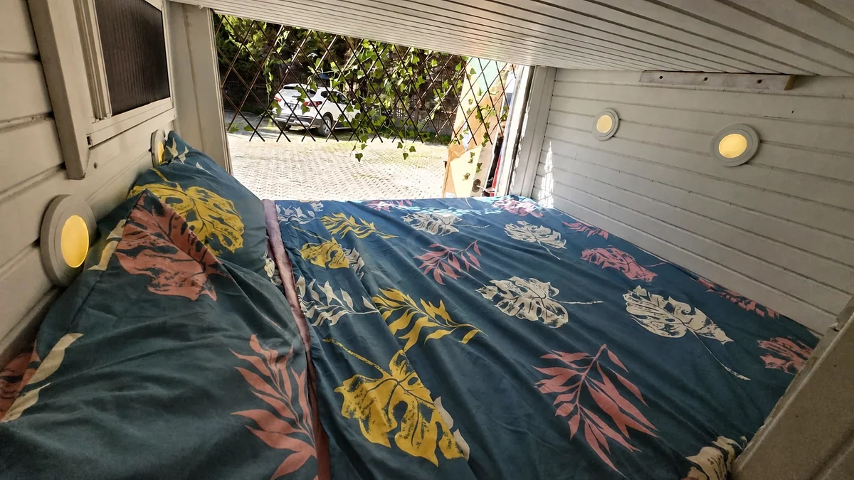 Renkli motokaravan - Yatak alanı - Batı Rent A Car İzmir