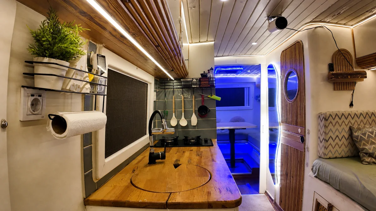 Yürüyen Yuva motokaravan - Mutfak genel görünüm - Batı Rent A Car İzmir