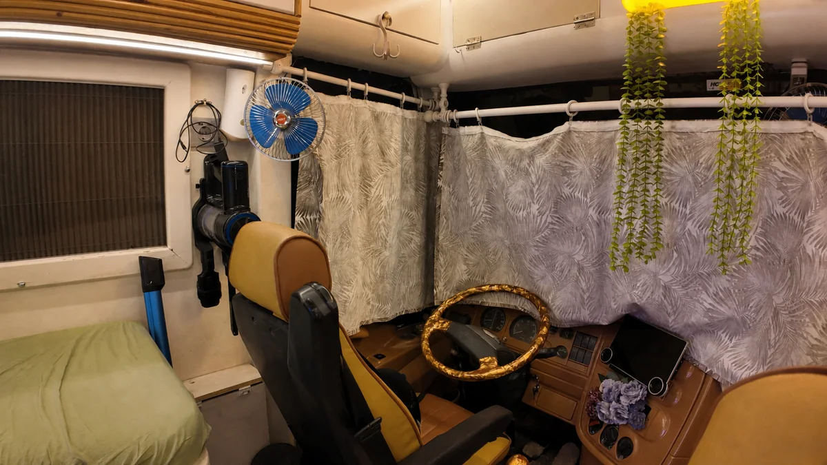 Yürüyen Yuva motokaravan - Sürücü ve yaşam alanı - Batı Rent A Car İzmir