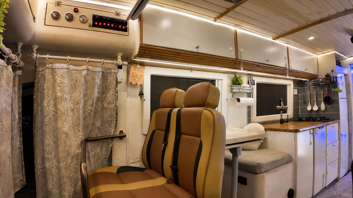 Yürüyen Yuva motokaravan - Sürücü koltuğu ve yaşam alanı - Batı Rent A Car İzmir