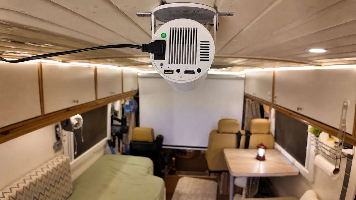 Yürüyen Yuva motokaravan - Masa ve tavan klima görünümü - Batı Rent A Car İzmir