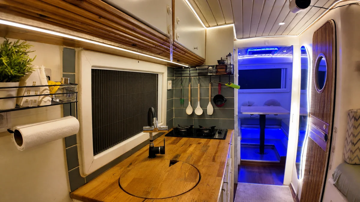 Yürüyen Yuva motokaravan - Gece mutfak görünümü - Batı Rent A Car İzmir