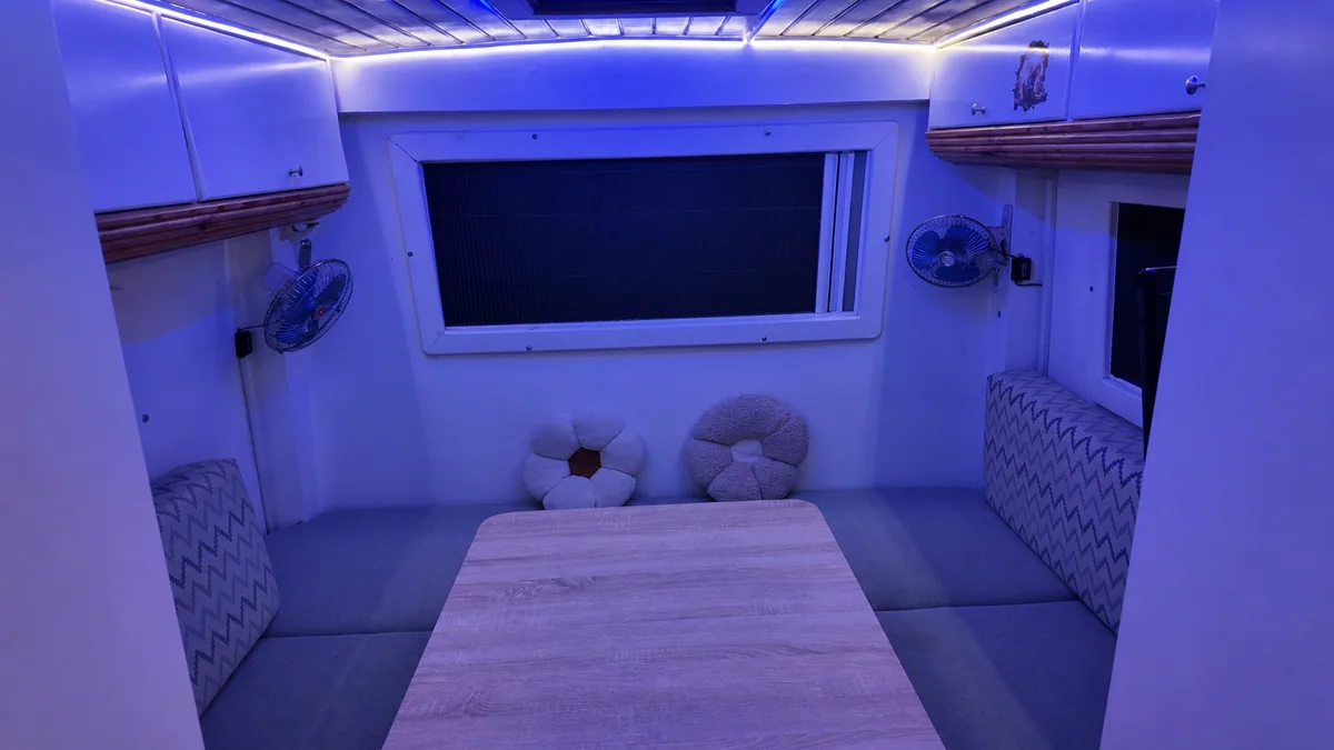 Yürüyen Yuva motokaravan - Arka yatak alanı ikinci açı - Batı Rent A Car İzmir