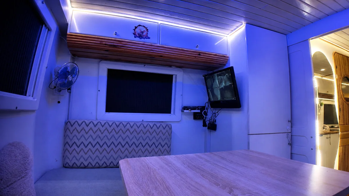 Yürüyen Yuva motokaravan - Arka yatak alanı ambiyans ikinci açı - Batı Rent A Car İzmir